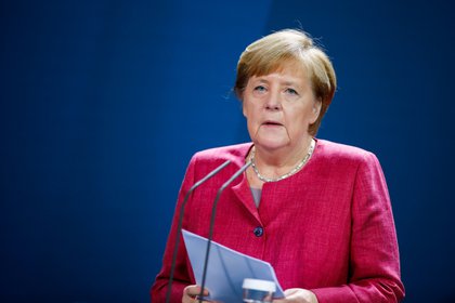 Angela Merkel recibe la primera dosis de la vacuna de AstraZeneca