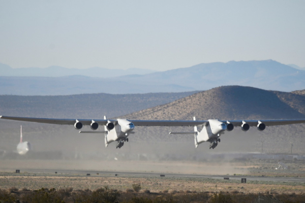 Roc: el avión más grande del mundo surca los cielos en California