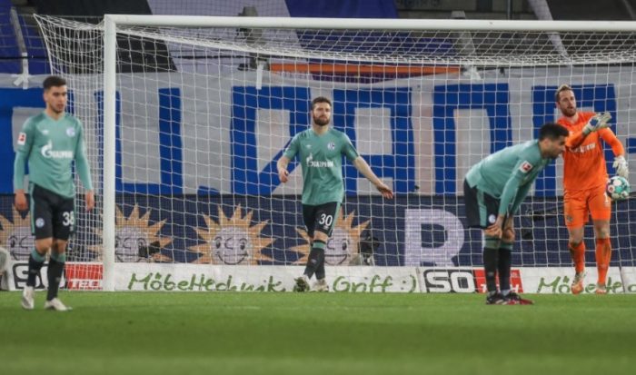 Jugadores del Schalke 04 tuvieron que escapar corriendo de los hinchas luego de descender de la Primera División del fútbol alemán
