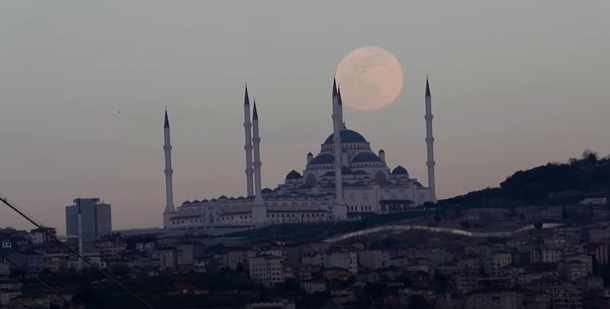 Evento astronómico: video muestra a la “Superluna rosada” en diversos países del mundo incluyendo Chile