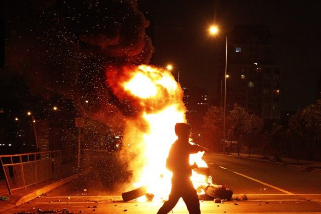 Tercera noche de manifestaciones a lo largo del país: cacerolazos, barricadas y dos buses quemados tras ingreso del tercer retiro del 10% al TC