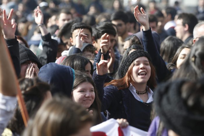 Voces de Chile: Jóvenes quieren una nueva Constitución que reconozca los derechos sociales y tenga más participación de la sociedad civil