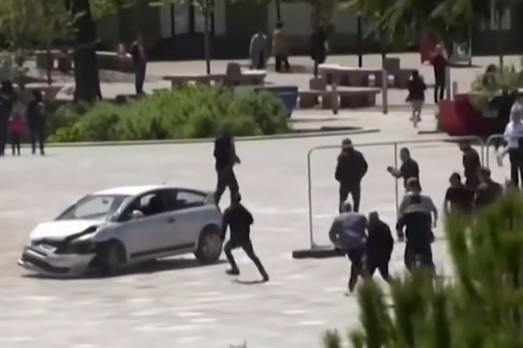 Personas detienen a un alocado conductor que puso en peligro a decenas de peatones en Albania