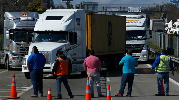 Ministra de Transportes y presidente de CNDC dialogan por centenar de camioneros chilenos varados en Argentina