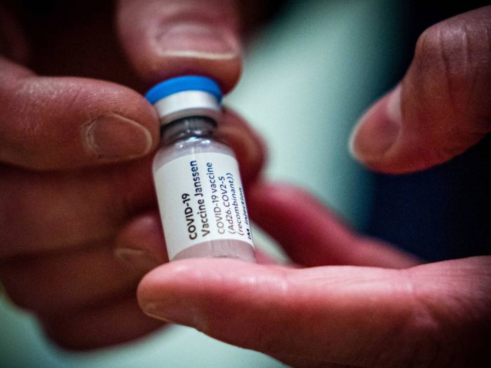 EMA halla “posible vínculo” de vacuna de Johnson & Johnson con coágulos pero avala su uso