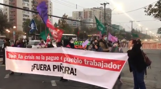 Funcionarios de la salud y organizaciones sociales realizaron cortes de tránsito al exterior del Hospital Barros Luco en el marco de la huelga general sanitaria