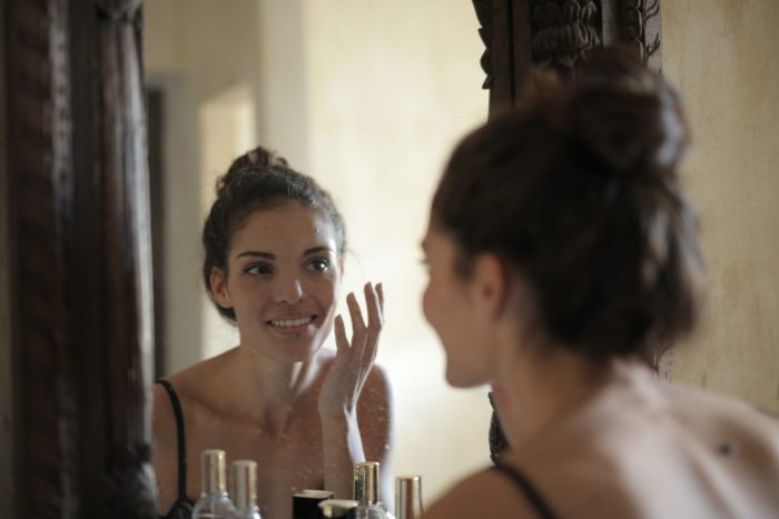 Más allá del «verse bien»: cómo las mujeres han influenciado cambios en la industria de la cosmética