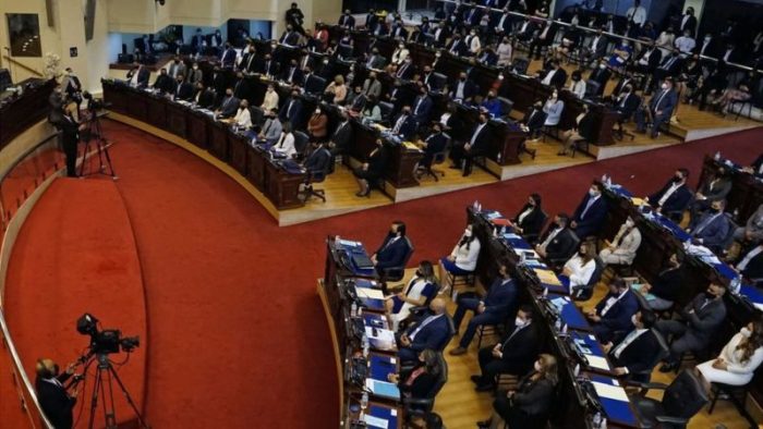 El Salvador: la nueva Asamblea Legislativa, afín a Bukele, destituye a los jueces del Constitucional y al fiscal general