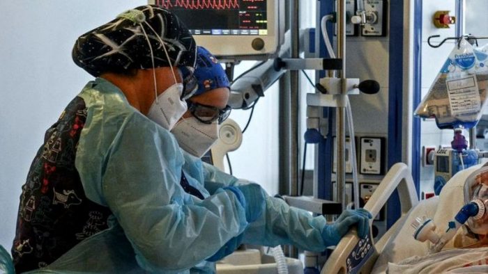Coronavirus: por qué se han «disparado» las muertes y hospitalizaciones de personas más jóvenes con covid-19 en América Latina
