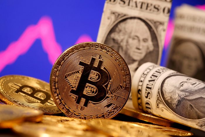 Bitcoin en picada: criptomoneda ha caído casi un 50% desde su máximo del año