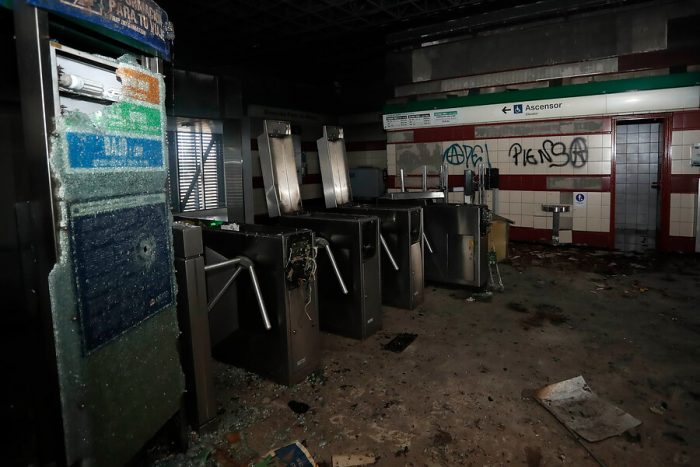 Sentencian a dos años de régimen cerrado a culpable por quema de Metro Pedrero en el estallido social