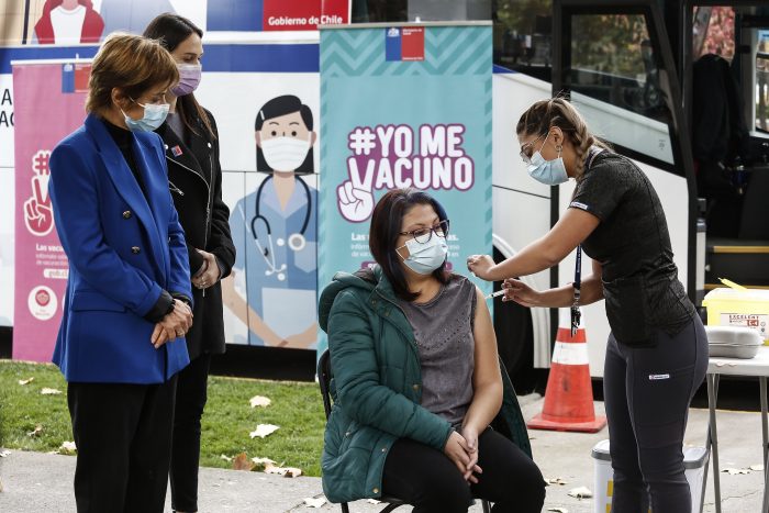 Minsal instala vacunatorios móviles contra el coronavirus en zonas con alta densidad de trabajadores