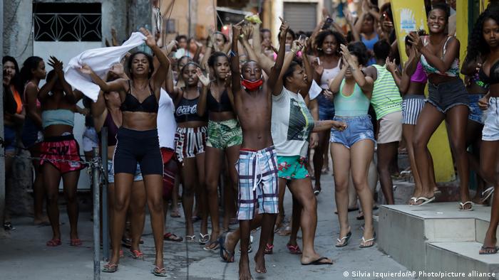Operación policial deja al menos 25 muertos en favela de Río de Janeiro