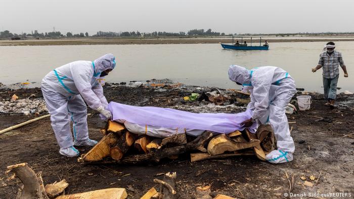 Decenas de cadáveres de víctimas de COVID-19 están apareciendo a orillas del río Ganges, norte de India