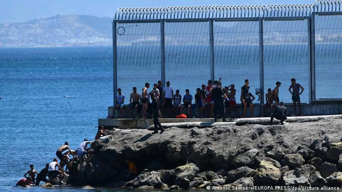 Caminando o nadando: cifra récord de 5.000 migrantes llega a Ceuta desde Marruecos