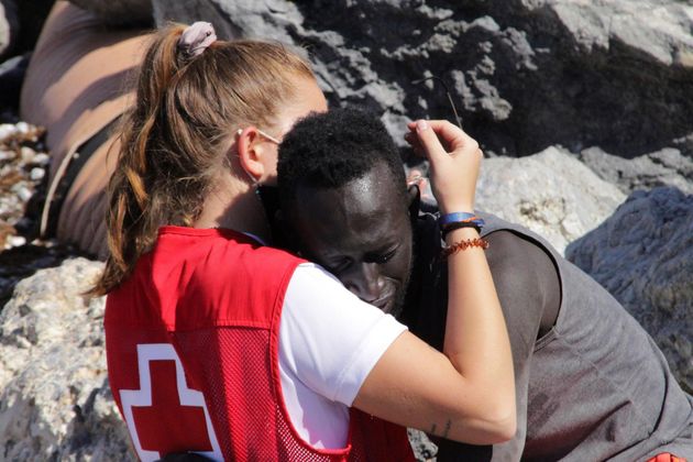 Funcionaria de la Cruz Roja y migrante se volvieron a encontrar luego del emotivo abrazo en Ceuta que se hizo viral