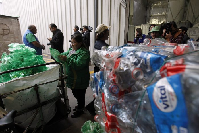 Las líderes del reciclaje en Chile: el 60% de las personas que trabajan en organizaciones o iniciativas en pro del reciclaje son mujeres