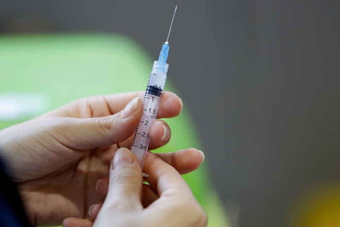 Tres personas se desmayaron y otras 27 presentaron complicaciones luego de ser inoculados con la vacuna CanSino en Las Condes
