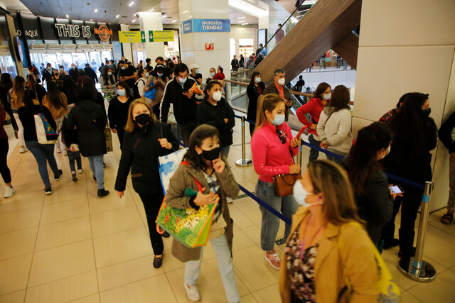 Nuevamente se registran largas filas en mall Costanera Center: seremi de Salud dice que recinto cumple norma sanitaria