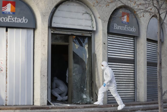 Célula anticapitalista «Simón Radowitzky» se adjudica atentado explosivo en sucursal de banco en Las Condes: «Que mayo se tiña de negro»