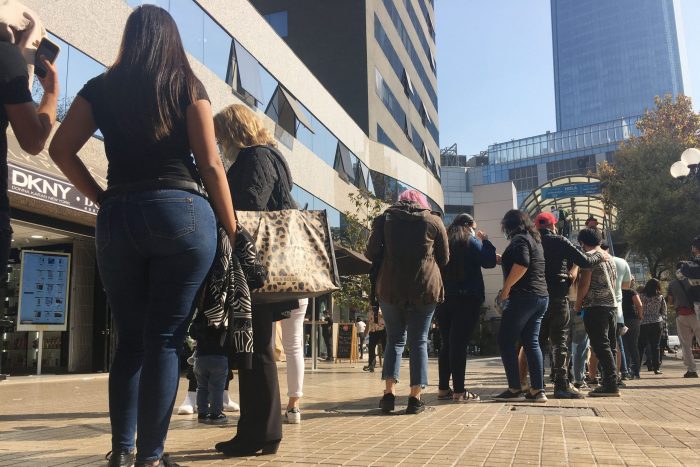 CNC pide a los chilenos «buscar alternativas» para evitar aglomeraciones en centros comerciales y valora «pasaporte verde»