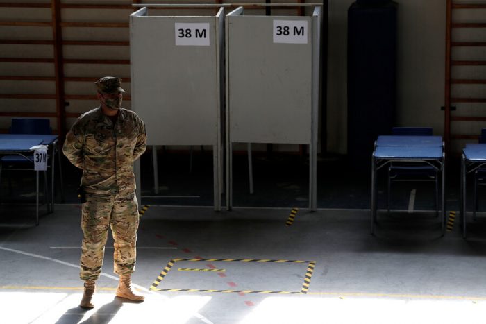 Noche clave para el resguardo de votos: Servel asegura que «se dará confianza al proceso» y Ejército afirma que «siempre hemos custodiado» los sufragios