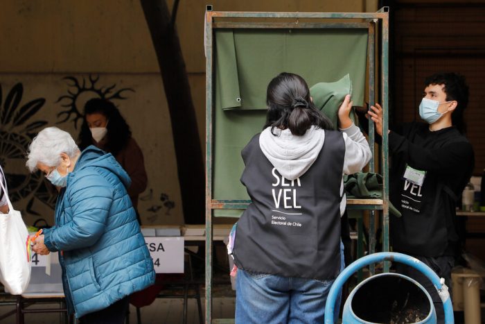 Insólito: registran urnas sin cortinas en centro de votación del Liceo Darío Salas
