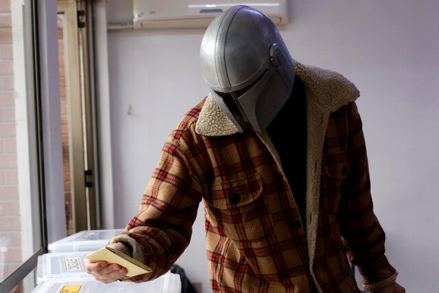 Un mandaloriano vota en las elecciones: hombre aparece con icónico casco de Star Wars