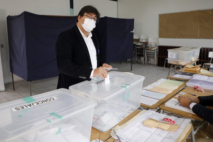 Jadue ejerció su derecho a voto: «Este día marca un punto de inflexión en la historia de Chile»