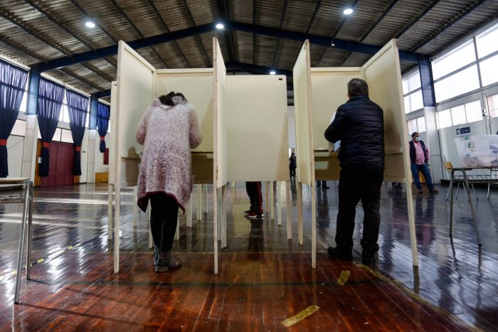 El análisis del diario español El País de las elecciones: «Los chilenos entierran en las urnas a los partidos de la transición a la democracia»
