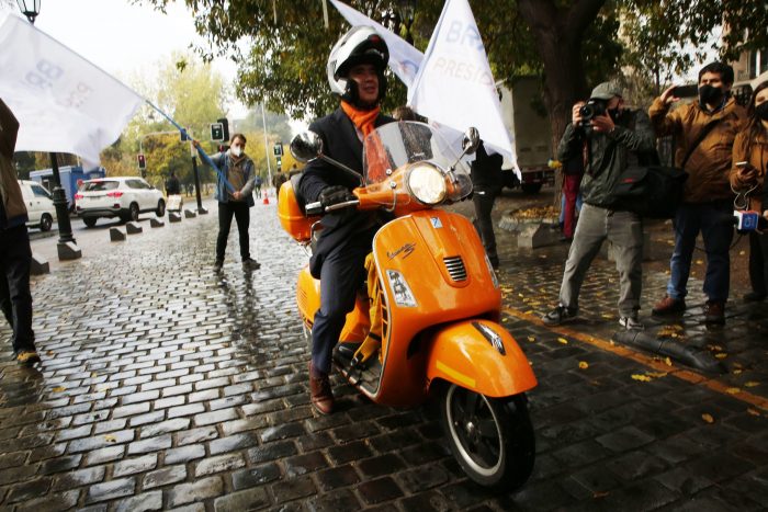 Ossandón en picada contra Briones: senador RN critica al candidato de la “moto colorinche” y su “desconexión total con la realidad”