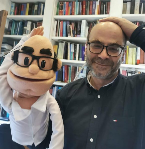 Fernando Atria estrena «muppet» constitucional en recta final de campaña en redes sociales