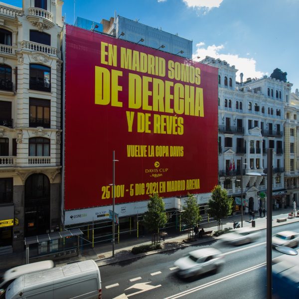 «Somos de derecha y de revés»: polémica por lienzo que anuncia la Copa Davis en Madrid