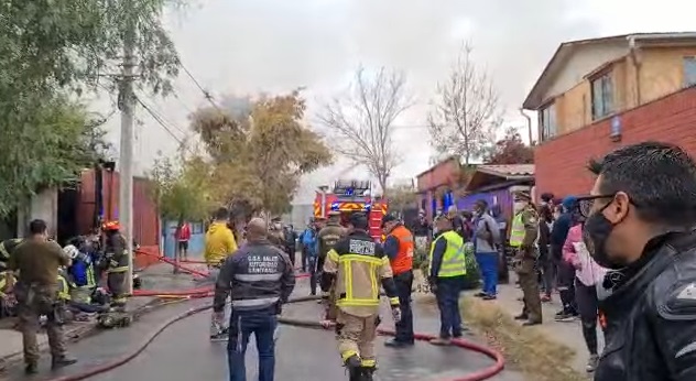 Fatal incendio que afectó cité en Puente Alto dejó a una niña de tres años fallecida y a su hermana de 11 años en estado de gravedad