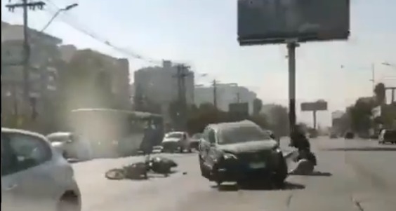 Conductor atropella a motorista frente a comisaría de San Miguel: incluyó amenazas de muerte