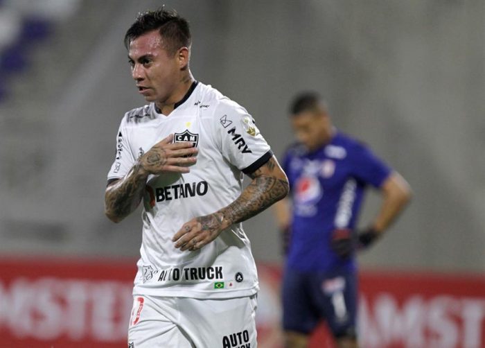 En medio de gases lacrimógenos: Eduardo Vargas anotó un golazo en la interrumpida victoria de Atlético Mineiro ante América de Cali