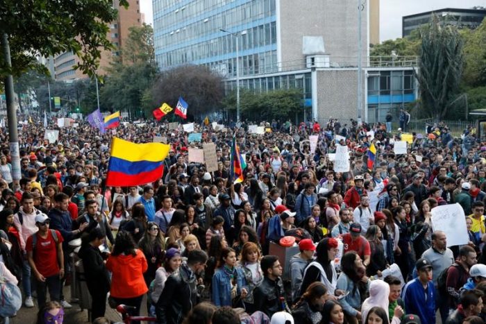 Nuevas protestas en Colombia dejan un muerto, heridos y destrozos, mientras el Comité Nacional de Paro convoca a «gran movilización» para el miércoles