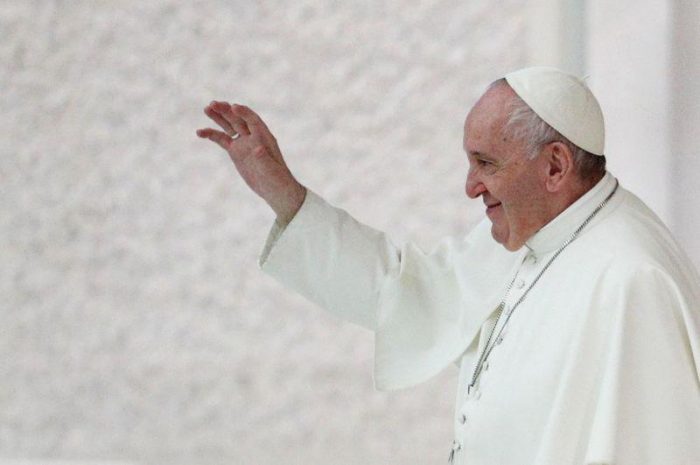Papa Francisco besa número tatuado en el brazo de sobreviviente del Holocausto