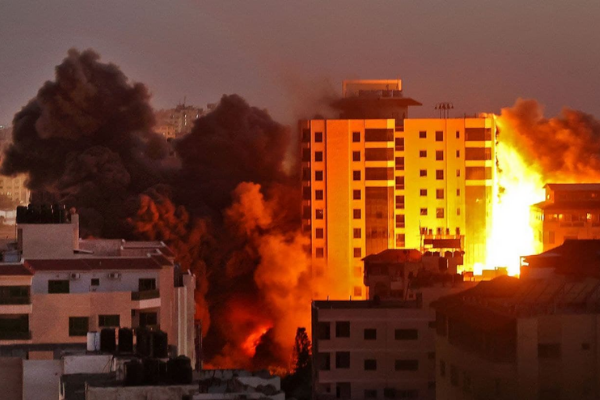 Bombardeo de Israel derrumba edificio de 12 pisos en la Franja de Gaza