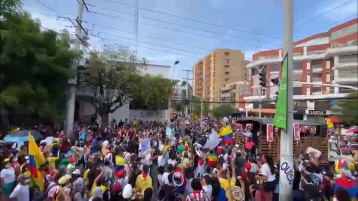 «Si no hay paz, no hay fútbol»: Colombianos protestan a las afueras del estadio donde se jugará partido entre Junior y River Plate