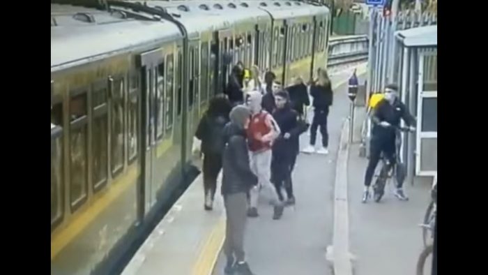 Grupo de hombres acosa y provoca caída de mujer a vías del metro en Irlanda