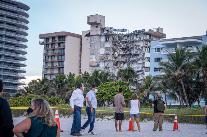 Reportan un chileno desaparecido por derrumbe de un edificio en Miami
