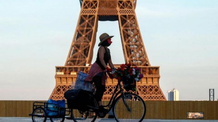 «Vuelta a la vida normal»: Francia termina con el uso de mascarillas al aire libre y levantará toque de queda