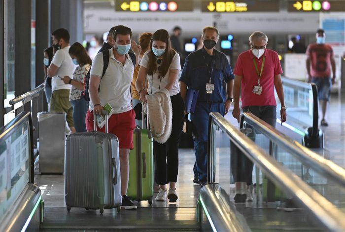 España abre fronteras a los turistas inoculados contra el Covid-19: incluye la vacuna de Sinovac