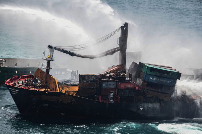 Temor a un desastre ecológico tras naufragio de un barco con químicos frente a Sri Lanka