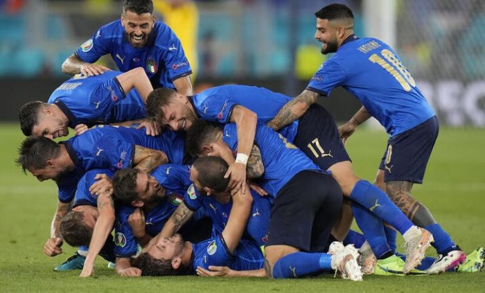 Italia sigue imparable, vence 3-0 a Suiza y se mete en octavos de final de la Eurocopa