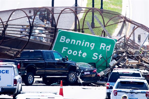 Puente peatonal en Washington se derrumbó tras accidente vehicular dejando seis personas heridas
