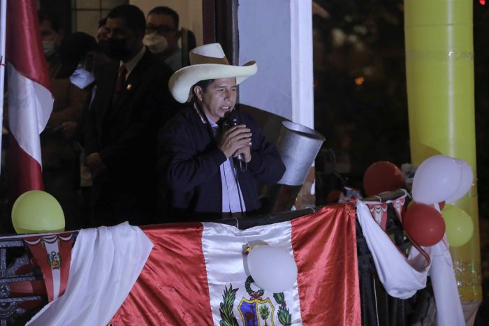 Pedro Castillo se mantiene adelante en elecciones de Perú con el 96,5% de votos contabilizados