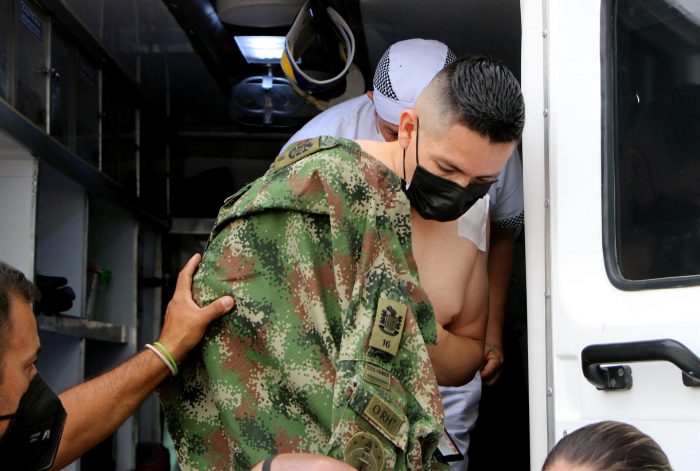 Carro bomba explota al interior de base militar en Colombia: al menos 30 heridos
