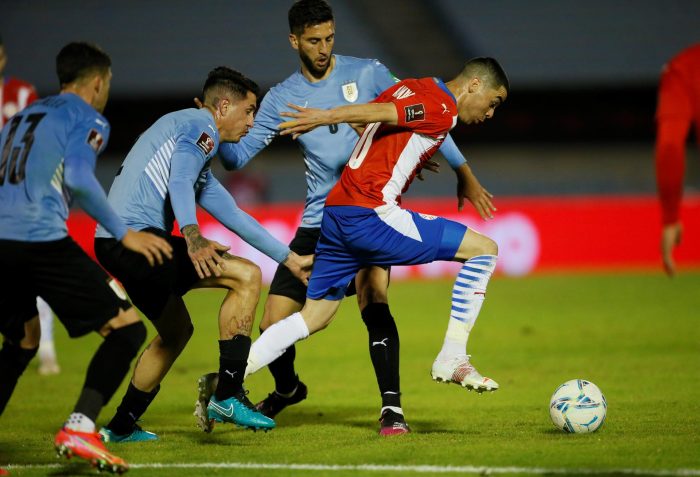 Uruguay y Paraguay empatan con polémica por gol anulado